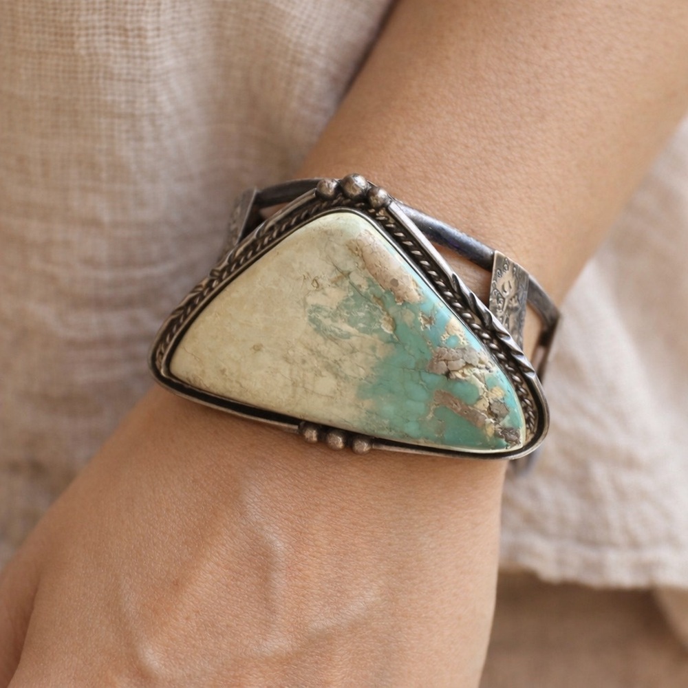 a Vintage Navajo Sterling Silver Turquoise Cuff Bracelet 77.35 grams